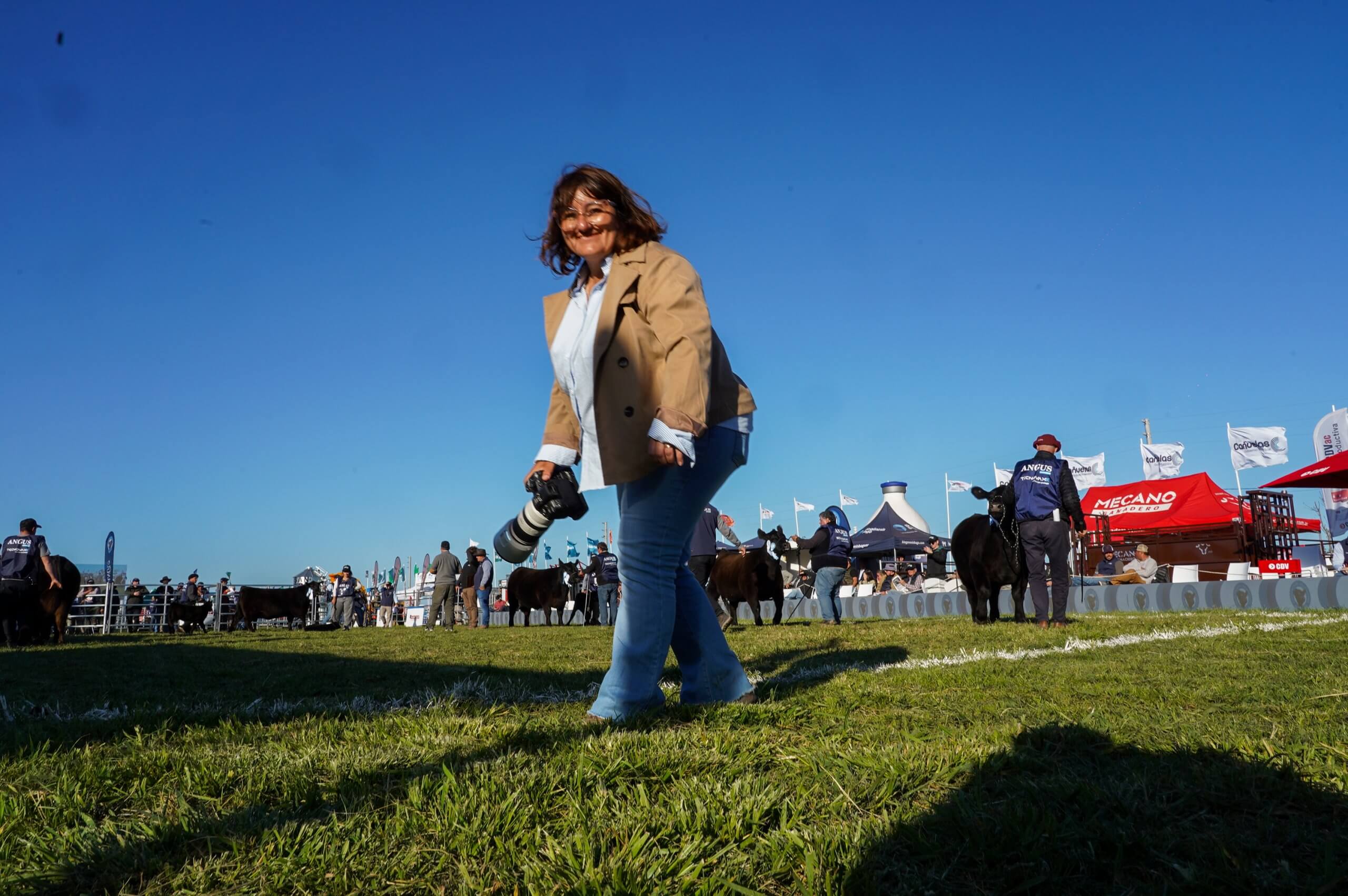 Alejandra con camara en pista04 scaled