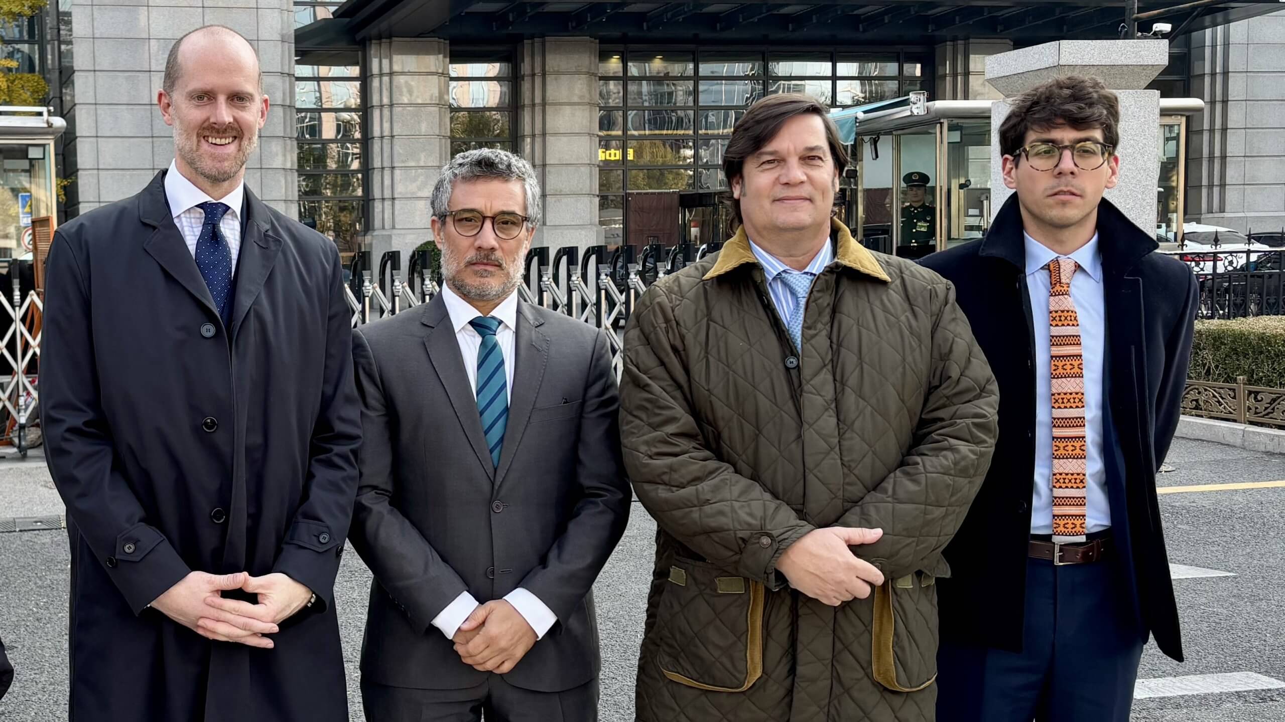 Georges Breitschmitt y funcionarios de la embajada de Argentina en China tras la reunion el Ministerio de Comercio scaled