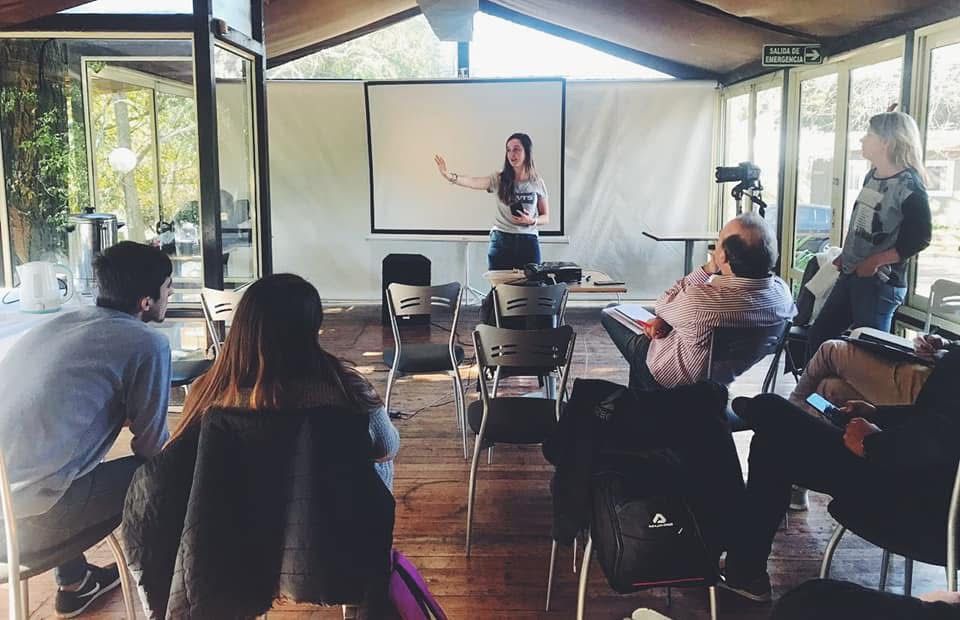 Nicolino dando charla