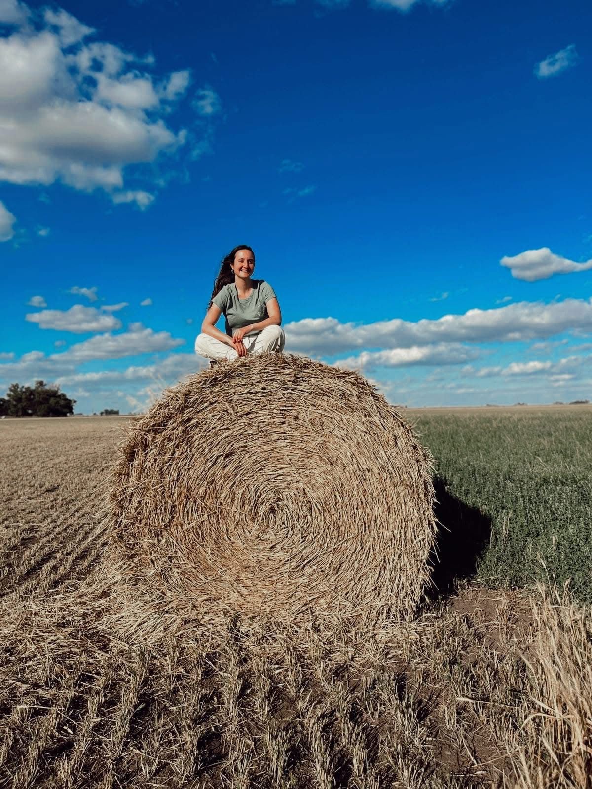 Nicolino en el campo arriba de fardo