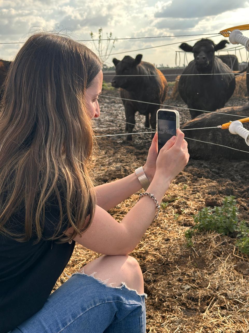 Nicolino en el campo haciendo contenido02