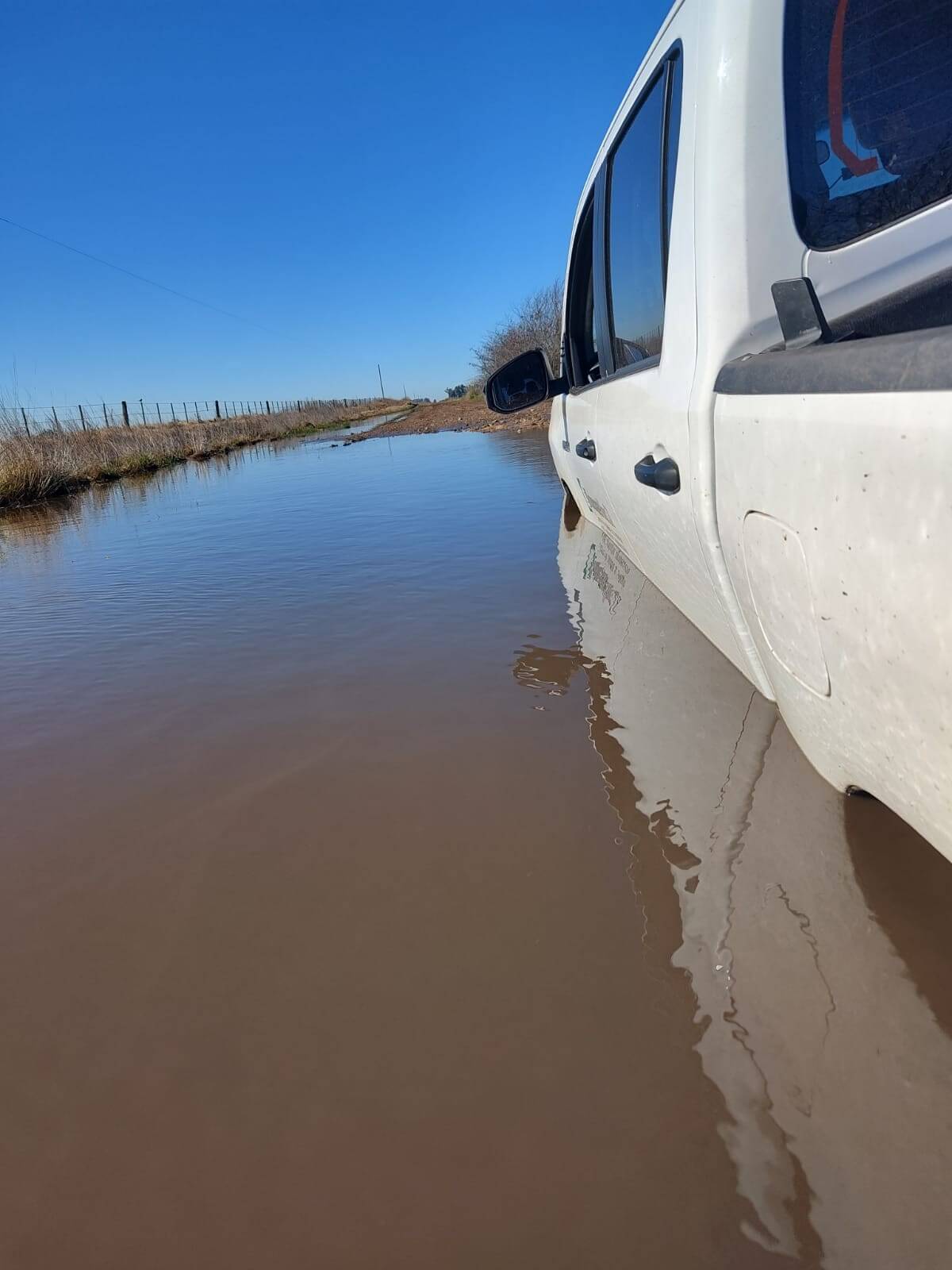camino inundado camioneta