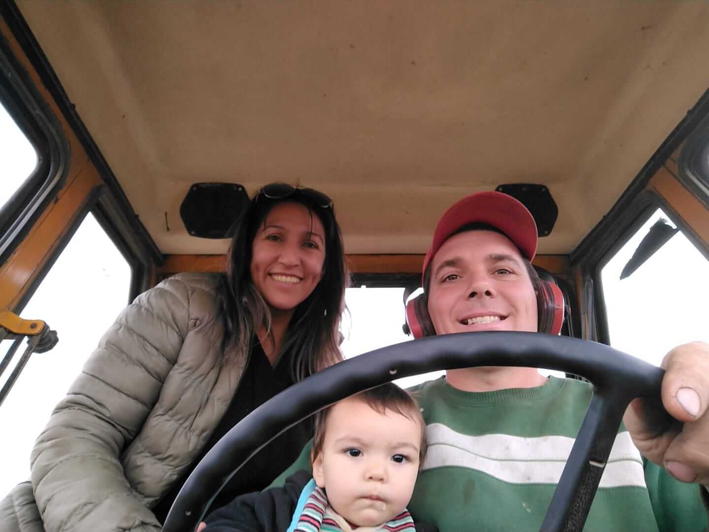 OMAR PEREZ Familia En la maquina con mujer e hijo