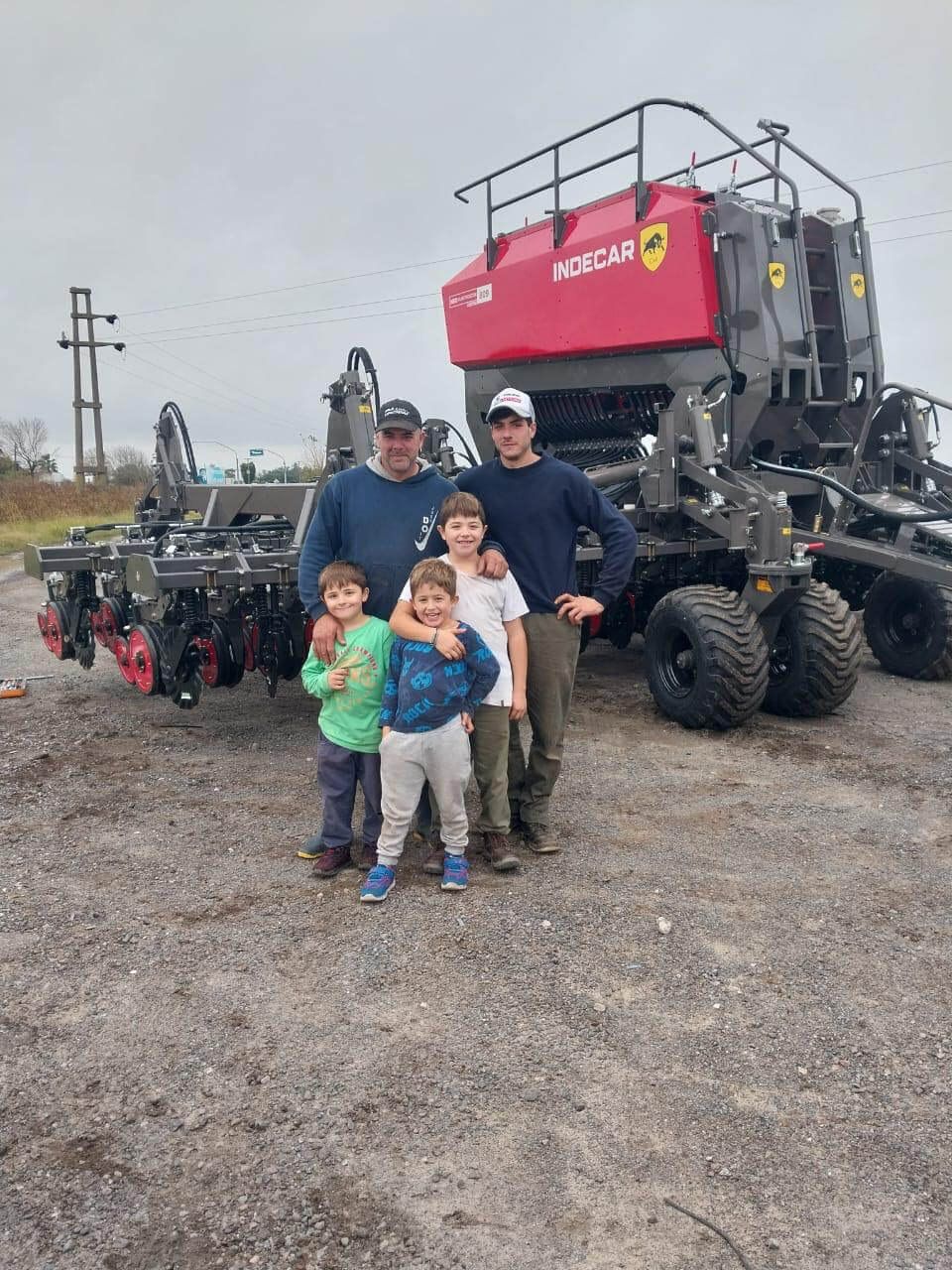 OSTAN y familia con sembradora