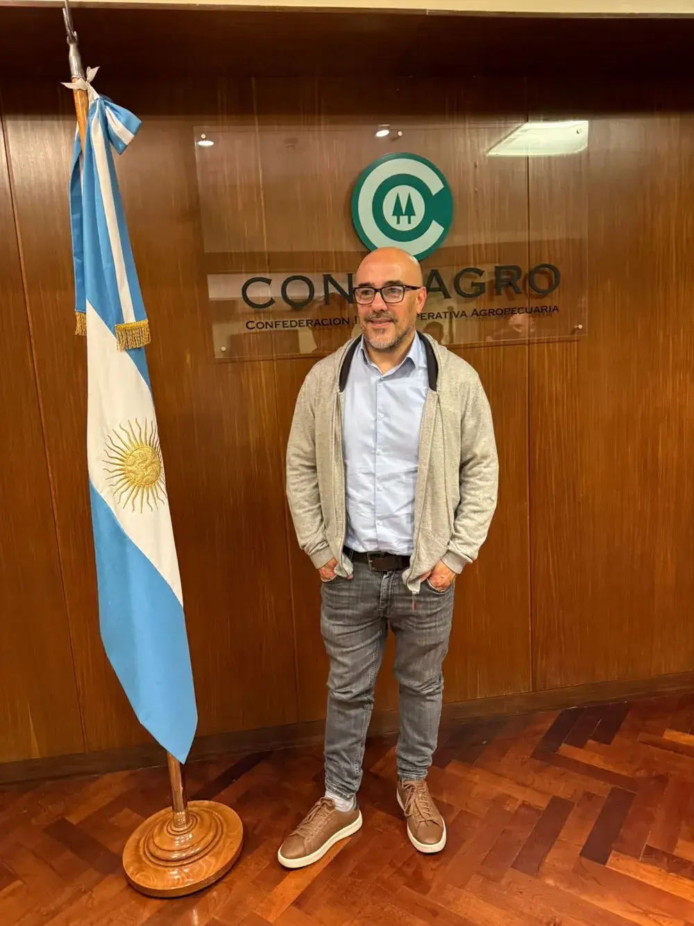 el analista politico lucas romero director synopsis