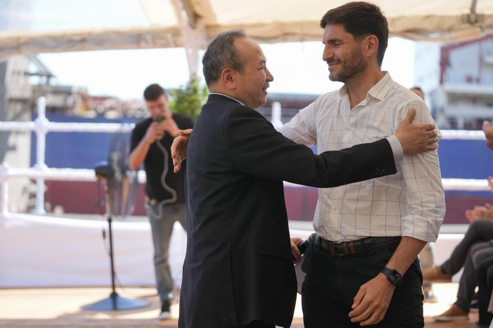 Un fin de año histórico para el trigo: partió desde Timbúes el primer embarque rumbo a China 1 pullaro y embajador chino