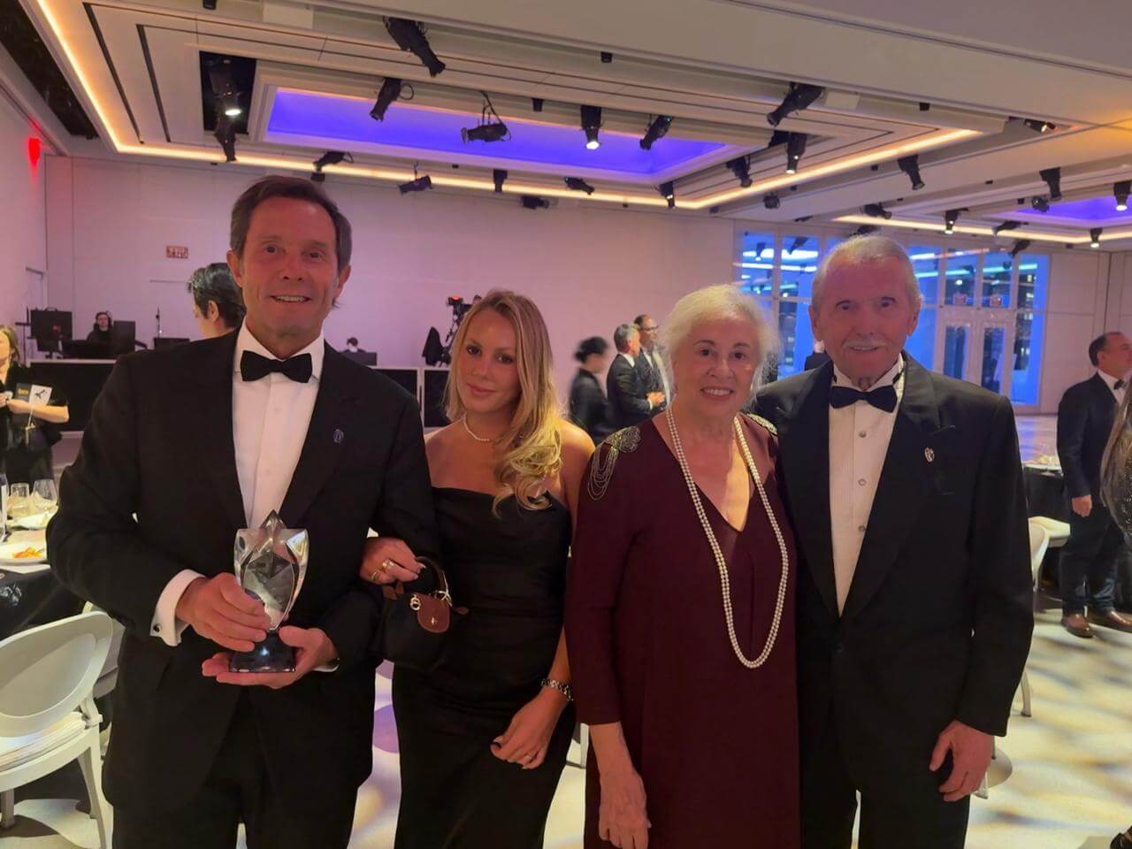 Familia Arizu con premio WE