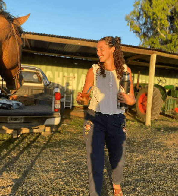 Maria Jose con caballos y mate