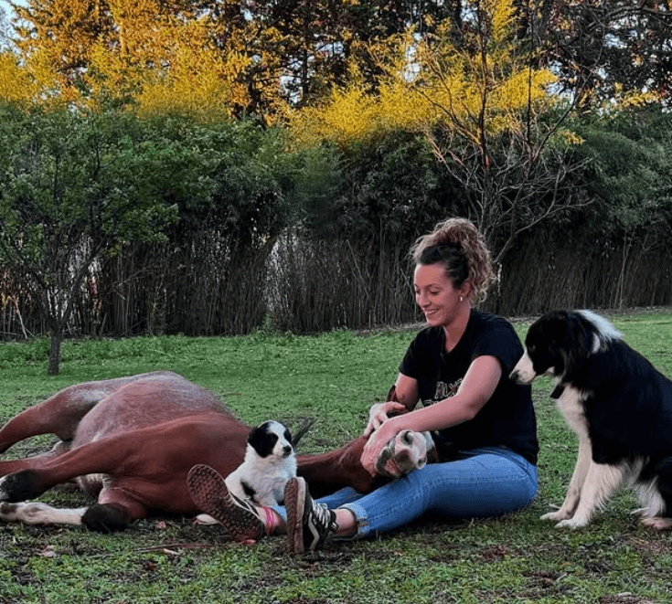 Maria jose con caballos y perros