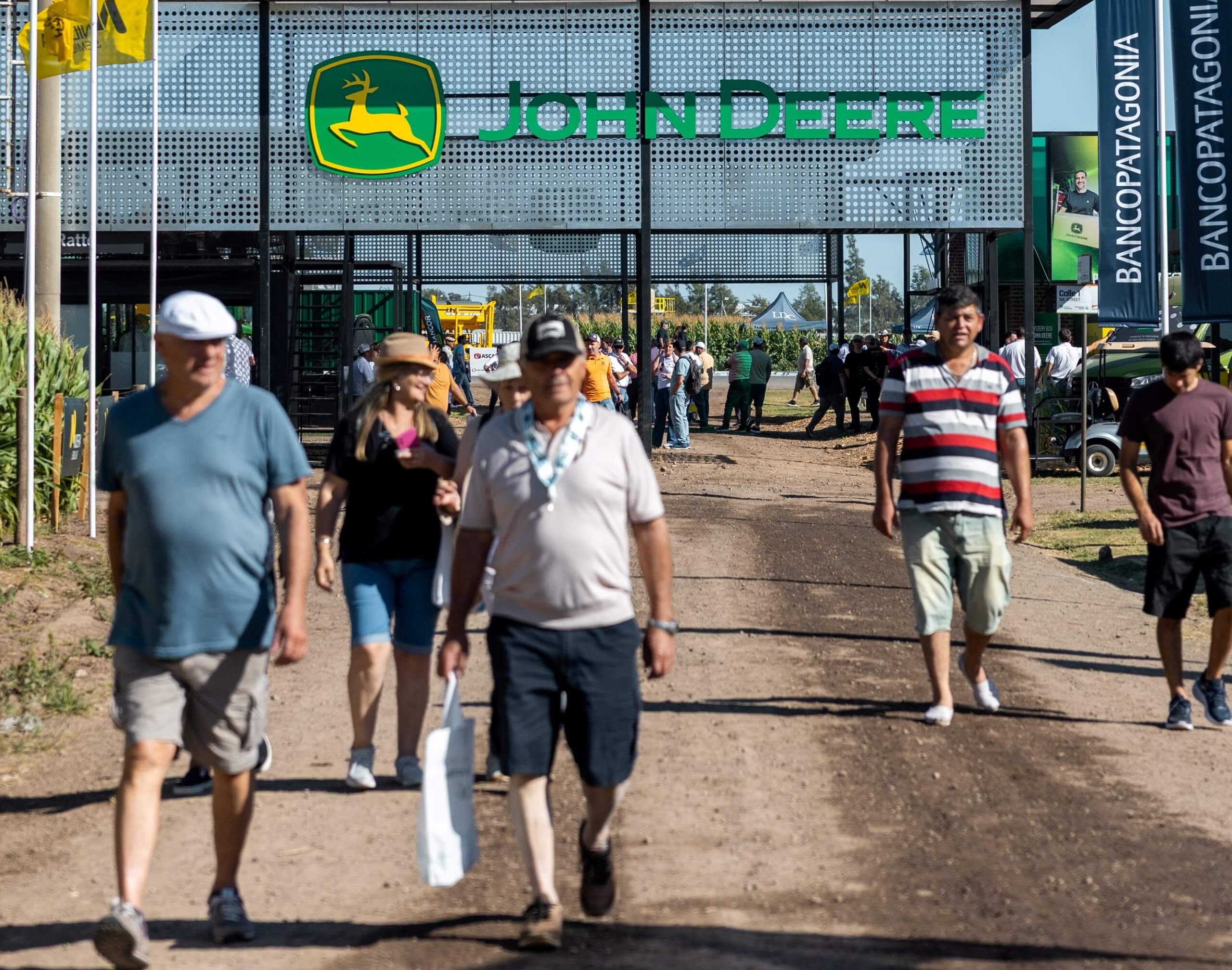 HDSbSmxXIAEJDr scaled