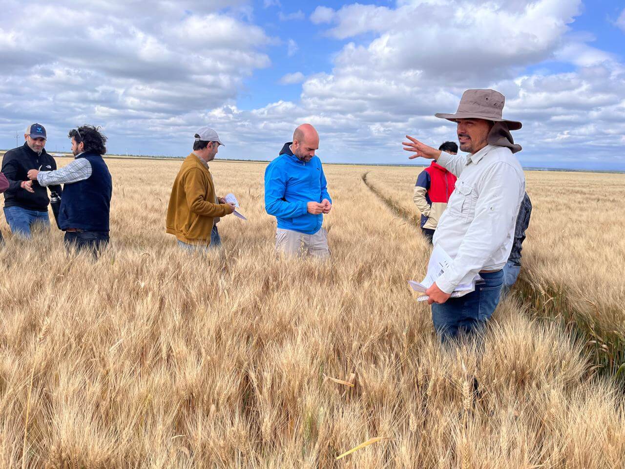 Arroyo con productores a campo