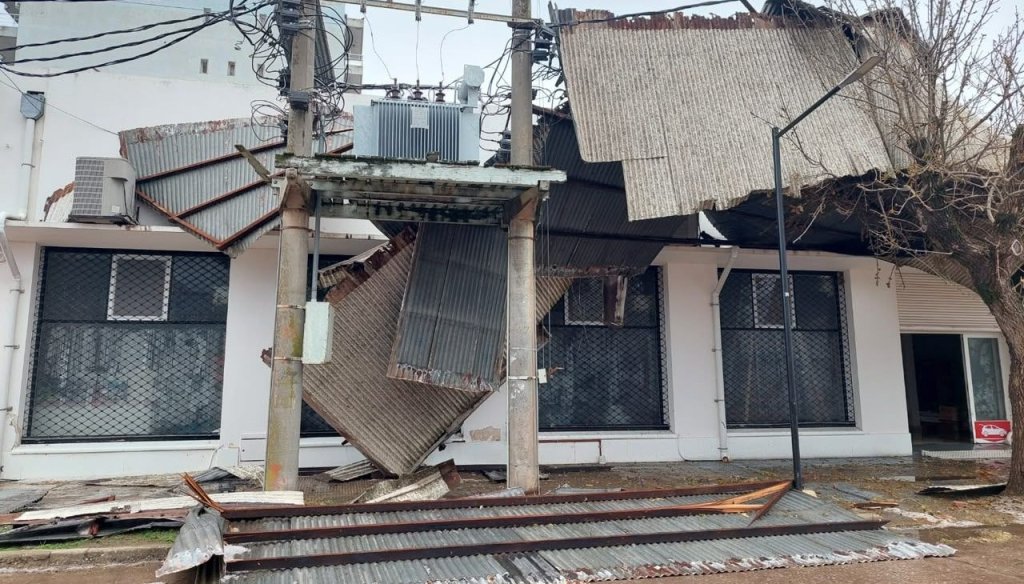 Fuertes ráfagas de viento y episodios de granizo: una intensa tormenta sacudió a la zona núcleo
