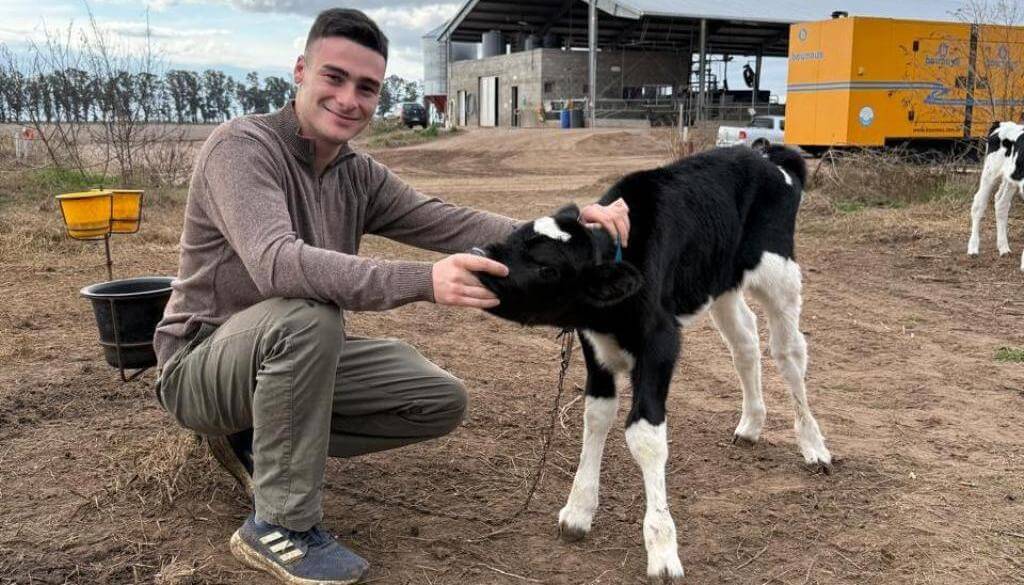 Teje redes desde el campo: Tomás, el tambero de 22 años que muestra el negocio “sin chamuyos”