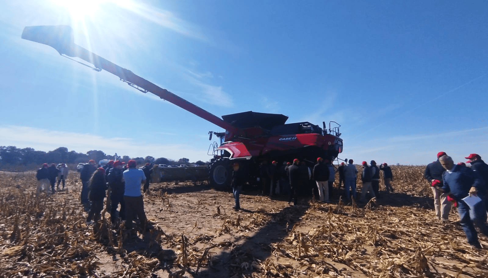 productores mirando cosechadora maquinaria agricola