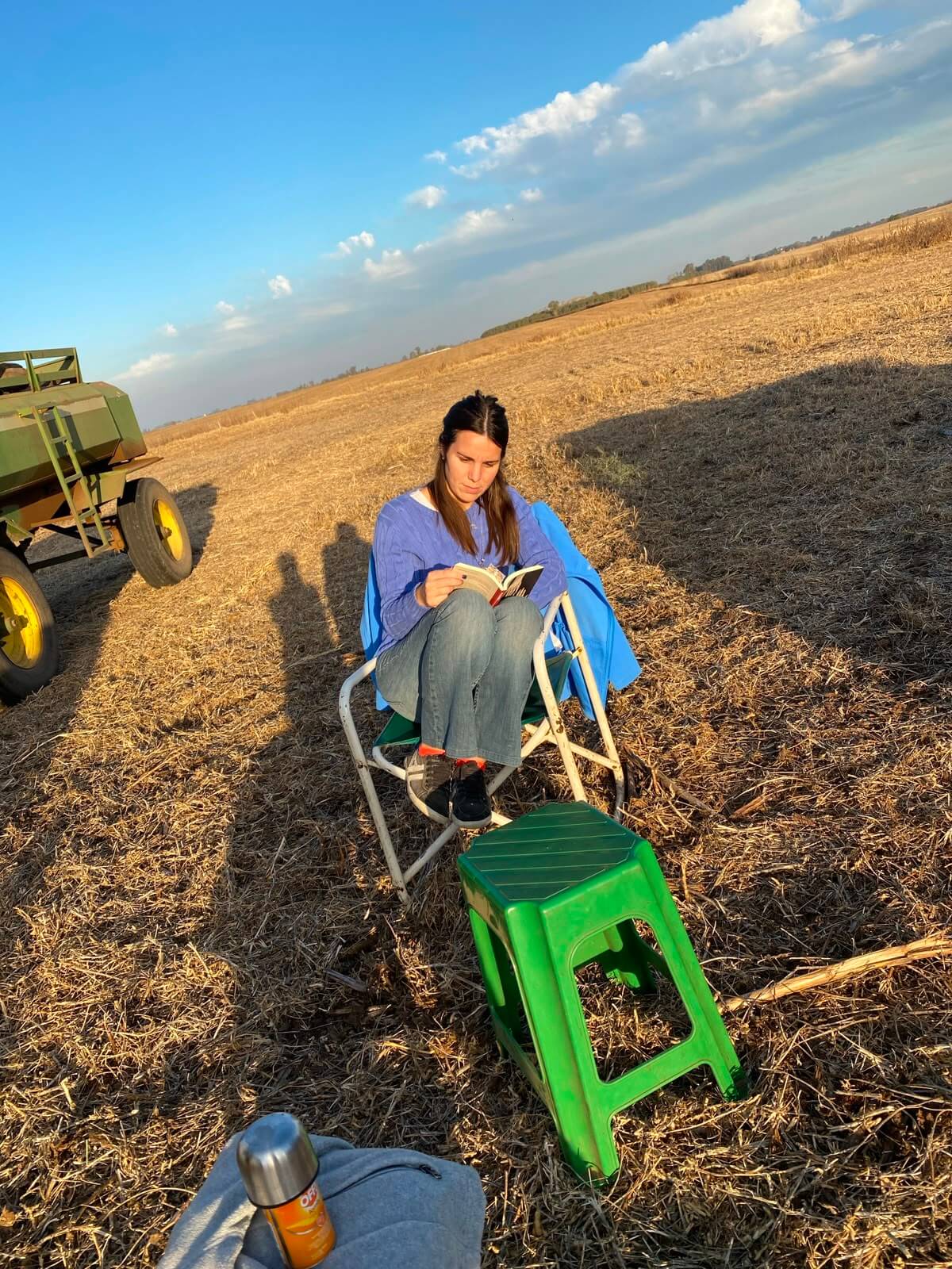 HOBBIES En el campo leyendo