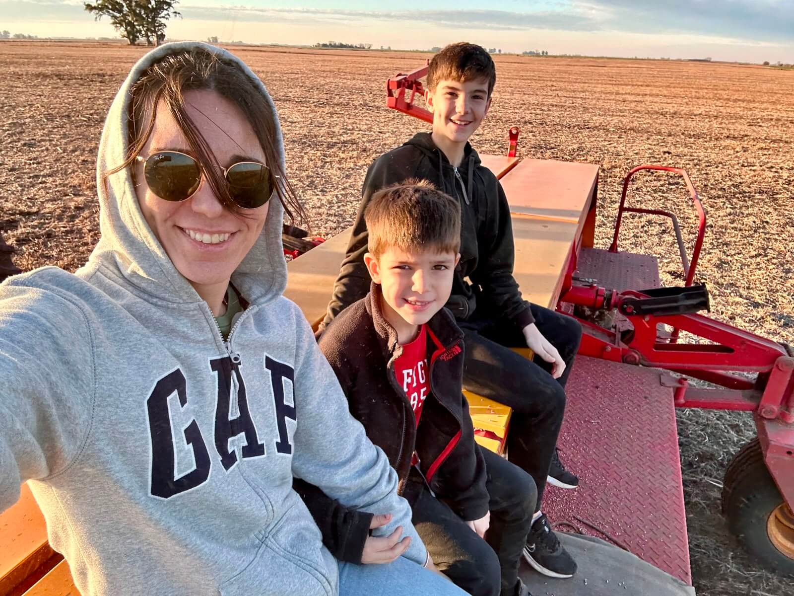 Jenny en el campo con los hijos